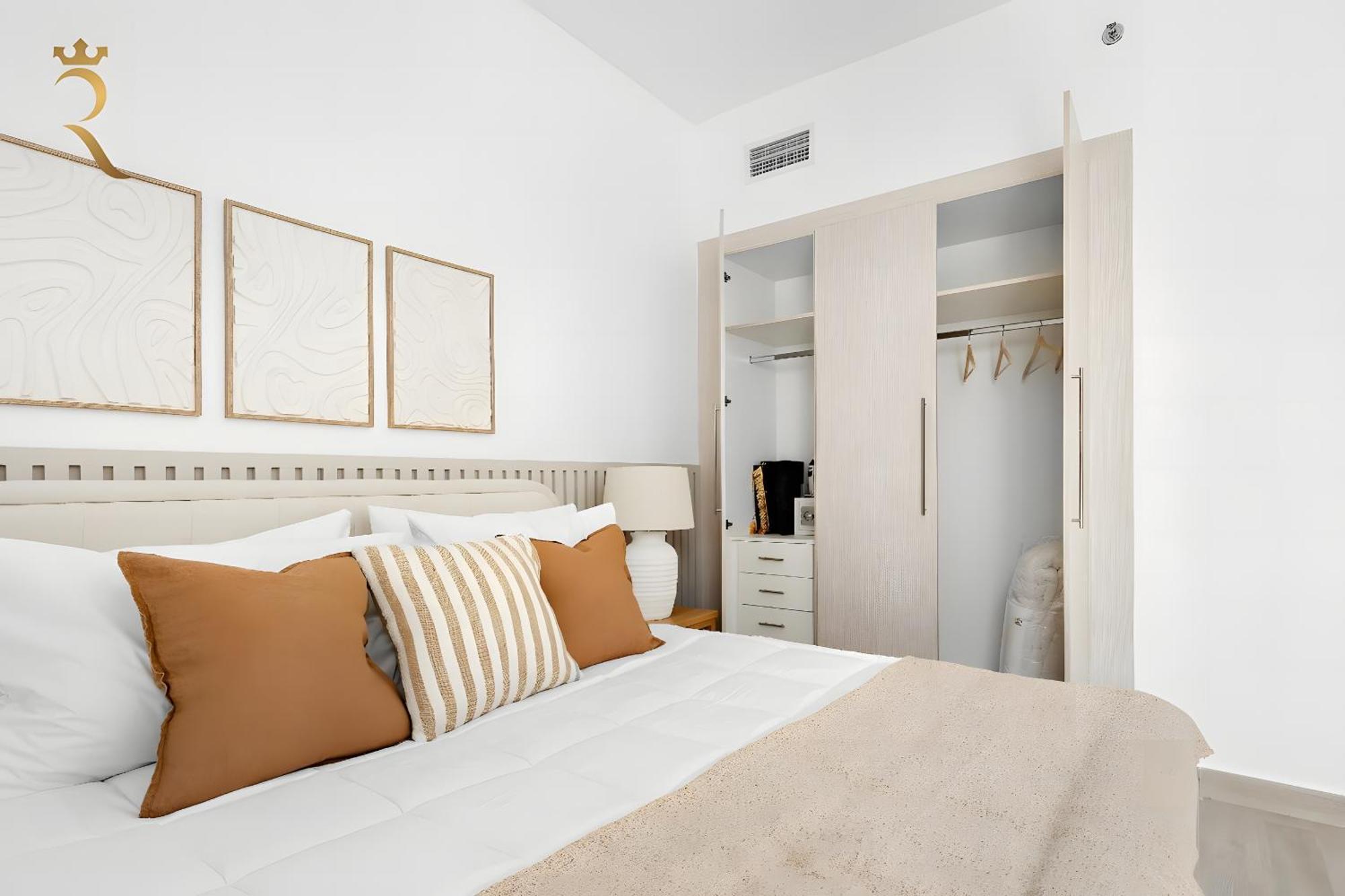 Serene Canal View 1br At Yas Island *